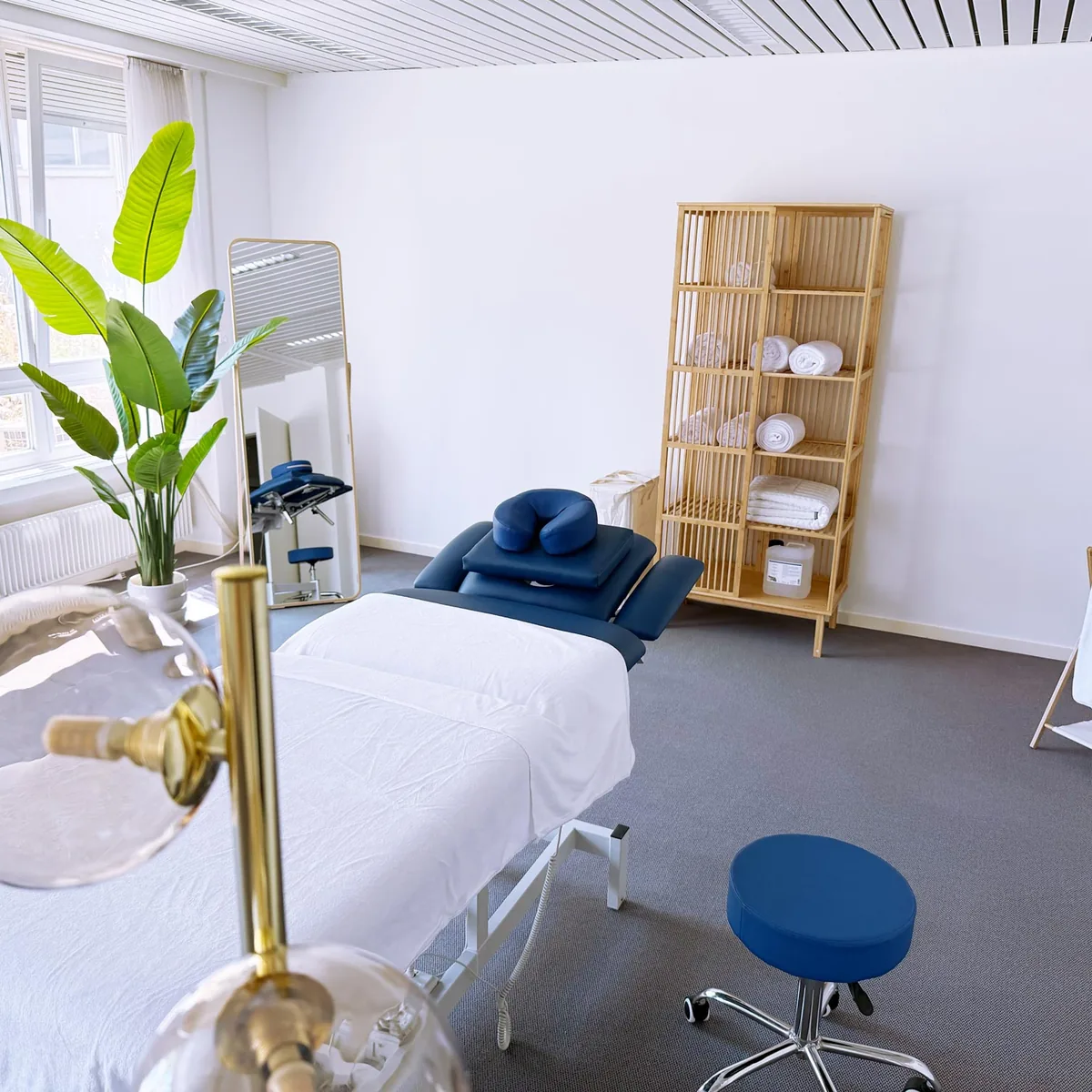 Empfangsbereich mit Sitzgelegenheit – Massage Zentrum Basel