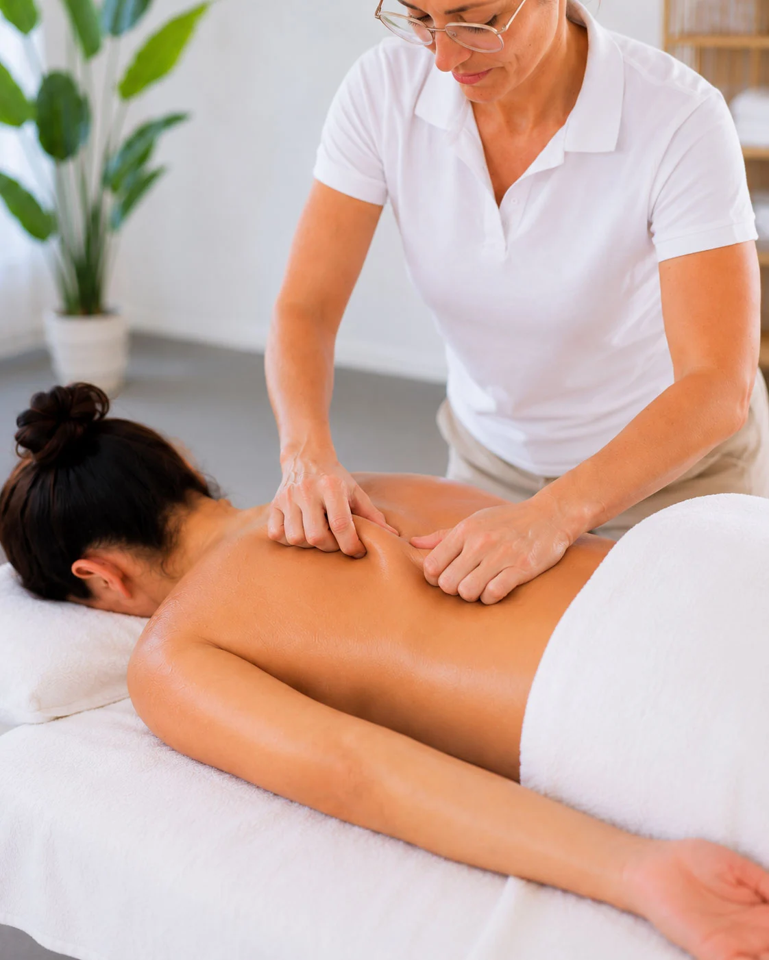Behandlung des Bindegewebes am Rücken – Massage Zentrum Basel